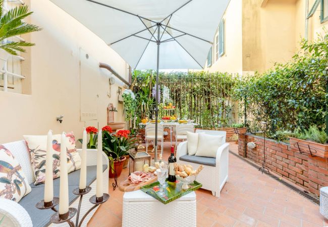 Appartamento a Lucca - The Garden Along The Stream, romantic apartment with private garden inside the walls of Lucca Appartamento a Lucca - The Garden Along The Stream, romantic apartment with private garden inside the walls of Lucca