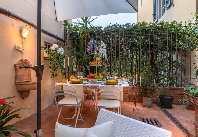 Appartamento a Lucca - The Garden Along The Stream, romantic apartment with private garden inside the walls of Lucca Appartamento a Lucca - The Garden Along The Stream, romantic apartment with private garden inside the walls of Lucca