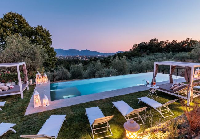 Villa a Capannori - Villa Noa, Romantic 8 bedroom Luxury Farmhouse with Private Pool on the Lucca Hills Villa a Capannori - Villa Noa, Romantic 8 bedroom Luxury Farmhouse with Private Pool on the Lucca Hills