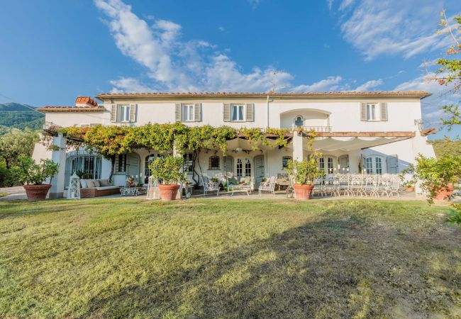 Villa a Capannori - Villa Noa, Romantic 8 bedroom Luxury Farmhouse with Private Pool on the Lucca Hills Villa a Capannori - Villa Noa, Romantic 8 bedroom Luxury Farmhouse with Private Pool on the Lucca Hills