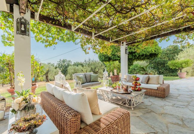 Villa a Capannori - Villa Noa, Romantic 8 bedroom Luxury Farmhouse with Private Pool on the Lucca Hills Villa a Capannori - Villa Noa, Romantic 8 bedroom Luxury Farmhouse with Private Pool on the Lucca Hills