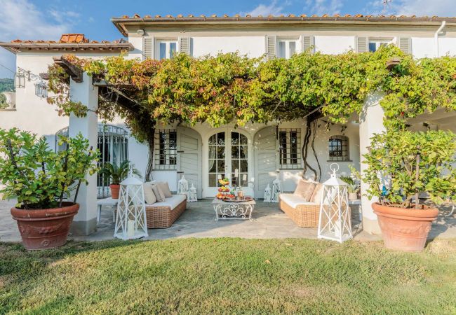 Villa a Capannori - Villa Noa, Romantic 8 bedroom Luxury Farmhouse with Private Pool on the Lucca Hills Villa a Capannori - Villa Noa, Romantic 8 bedroom Luxury Farmhouse with Private Pool on the Lucca Hills
