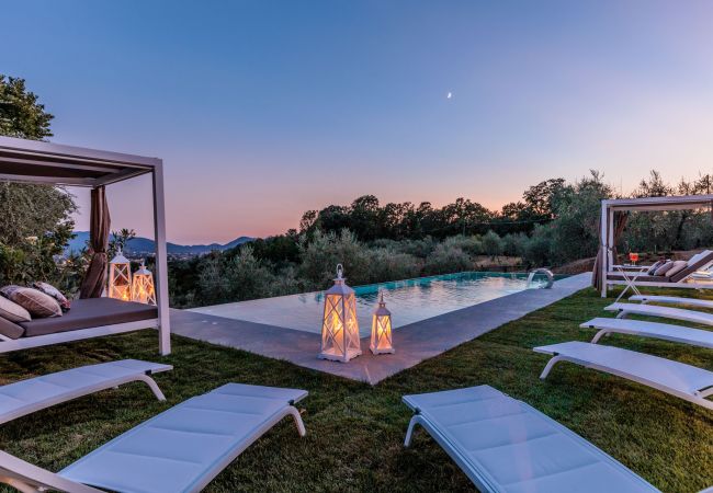 Villa a Capannori - Villa Noa, Romantic 8 bedroom Luxury Farmhouse with Private Pool on the Lucca Hills Villa a Capannori - Villa Noa, Romantic 8 bedroom Luxury Farmhouse with Private Pool on the Lucca Hills