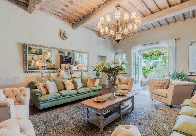 Villa a Capannori - Villa Noa, Romantic 8 bedroom Luxury Farmhouse with Private Pool on the Lucca Hills Villa a Capannori - Villa Noa, Romantic 8 bedroom Luxury Farmhouse with Private Pool on the Lucca Hills