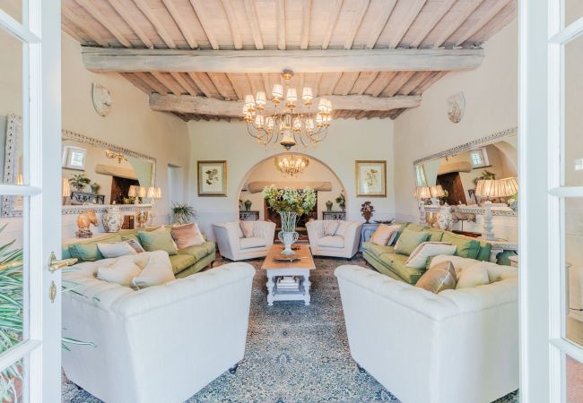 Villa a Capannori - Villa Noa, Romantic 8 bedroom Luxury Farmhouse with Private Pool on the Lucca Hills Villa a Capannori - Villa Noa, Romantic 8 bedroom Luxury Farmhouse with Private Pool on the Lucca Hills