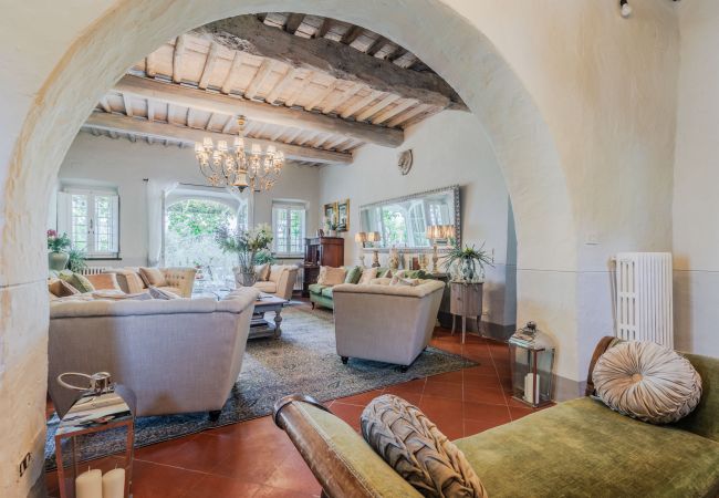 Villa a Capannori - Villa Noa, Romantic 8 bedroom Luxury Farmhouse with Private Pool on the Lucca Hills Villa a Capannori - Villa Noa, Romantic 8 bedroom Luxury Farmhouse with Private Pool on the Lucca Hills