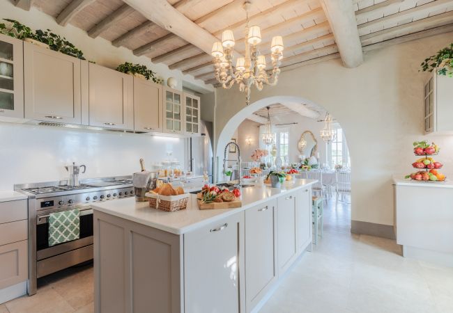 Villa a Capannori - Villa Noa, Romantic 8 bedroom Luxury Farmhouse with Private Pool on the Lucca Hills Villa a Capannori - Villa Noa, Romantic 8 bedroom Luxury Farmhouse with Private Pool on the Lucca Hills