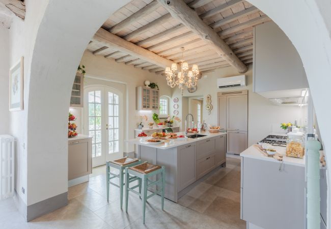 Villa a Capannori - Villa Noa, Romantic 8 bedroom Luxury Farmhouse with Private Pool on the Lucca Hills Villa a Capannori - Villa Noa, Romantic 8 bedroom Luxury Farmhouse with Private Pool on the Lucca Hills