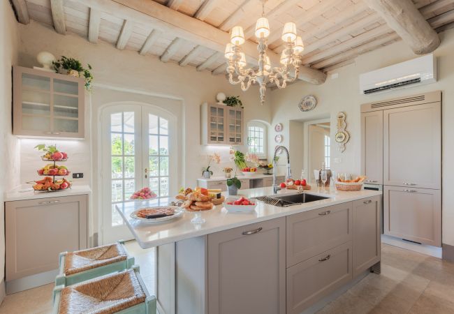 Villa a Capannori - Villa Noa, Romantic 8 bedroom Luxury Farmhouse with Private Pool on the Lucca Hills Villa a Capannori - Villa Noa, Romantic 8 bedroom Luxury Farmhouse with Private Pool on the Lucca Hills