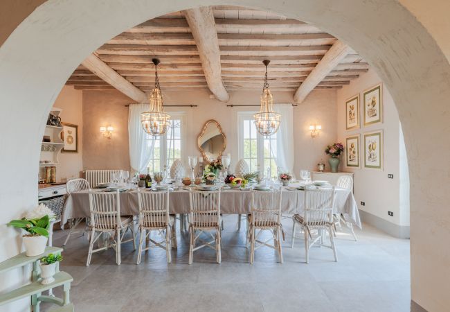 Villa a Capannori - Villa Noa, Romantic 8 bedroom Luxury Farmhouse with Private Pool on the Lucca Hills Villa a Capannori - Villa Noa, Romantic 8 bedroom Luxury Farmhouse with Private Pool on the Lucca Hills