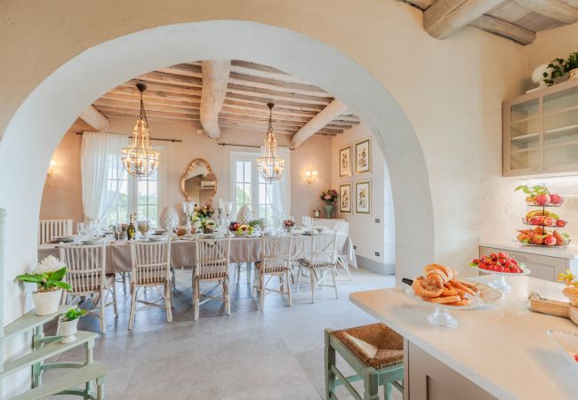 Villa a Capannori - Villa Noa, Romantic 8 bedroom Luxury Farmhouse with Private Pool on the Lucca Hills Villa a Capannori - Villa Noa, Romantic 8 bedroom Luxury Farmhouse with Private Pool on the Lucca Hills