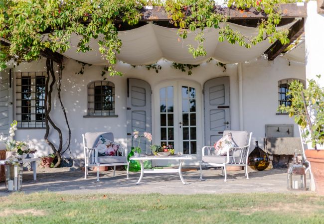 Villa a Capannori - Villa Noa, Romantic 8 bedroom Luxury Farmhouse with Private Pool on the Lucca Hills Villa a Capannori - Villa Noa, Romantic 8 bedroom Luxury Farmhouse with Private Pool on the Lucca Hills