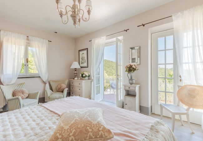 Villa a Capannori - Villa Noa, Romantic 8 bedroom Luxury Farmhouse with Private Pool on the Lucca Hills Villa a Capannori - Villa Noa, Romantic 8 bedroom Luxury Farmhouse with Private Pool on the Lucca Hills