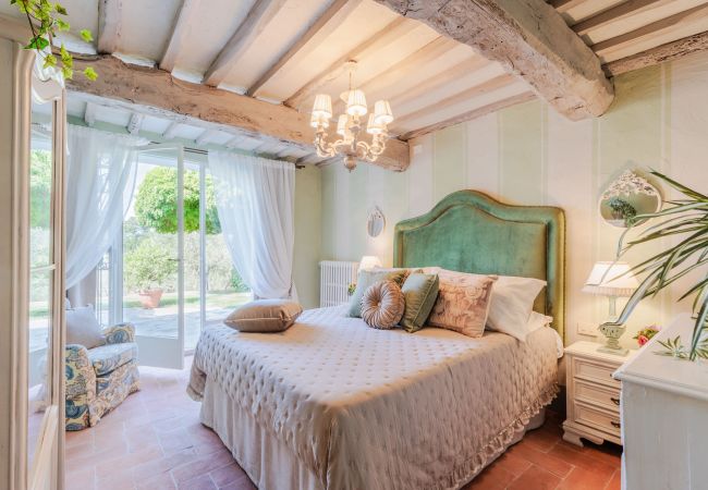 Villa a Capannori - Villa Noa, Romantic 8 bedroom Luxury Farmhouse with Private Pool on the Lucca Hills Villa a Capannori - Villa Noa, Romantic 8 bedroom Luxury Farmhouse with Private Pool on the Lucca Hills