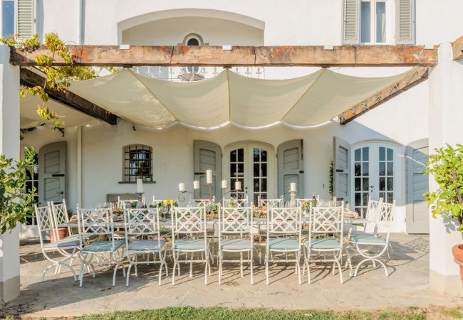 Villa a Capannori - Villa Noa, Romantic 8 bedroom Luxury Farmhouse with Private Pool on the Lucca Hills Villa a Capannori - Villa Noa, Romantic 8 bedroom Luxury Farmhouse with Private Pool on the Lucca Hills
