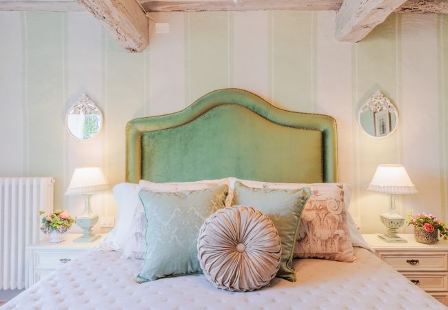 Villa a Capannori - Villa Noa, Romantic 8 bedroom Luxury Farmhouse with Private Pool on the Lucca Hills Villa a Capannori - Villa Noa, Romantic 8 bedroom Luxury Farmhouse with Private Pool on the Lucca Hills