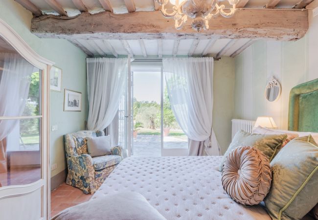 Villa a Capannori - Villa Noa, Romantic 8 bedroom Luxury Farmhouse with Private Pool on the Lucca Hills Villa a Capannori - Villa Noa, Romantic 8 bedroom Luxury Farmhouse with Private Pool on the Lucca Hills
