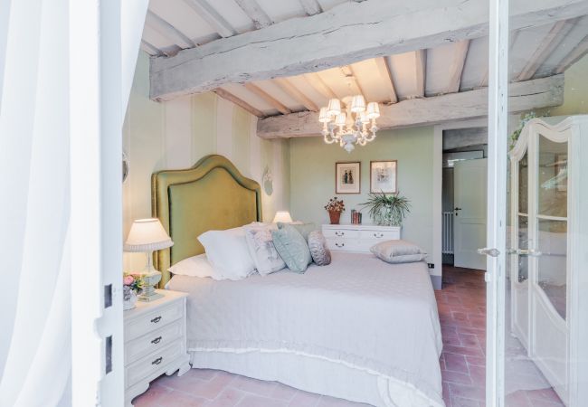 Villa a Capannori - Villa Noa, Romantic 8 bedroom Luxury Farmhouse with Private Pool on the Lucca Hills Villa a Capannori - Villa Noa, Romantic 8 bedroom Luxury Farmhouse with Private Pool on the Lucca Hills