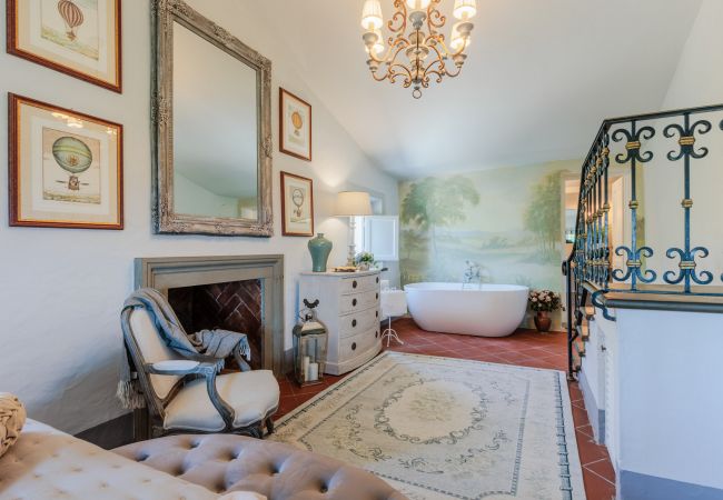 Villa a Capannori - Villa Noa, Romantic 8 bedroom Luxury Farmhouse with Private Pool on the Lucca Hills Villa a Capannori - Villa Noa, Romantic 8 bedroom Luxury Farmhouse with Private Pool on the Lucca Hills