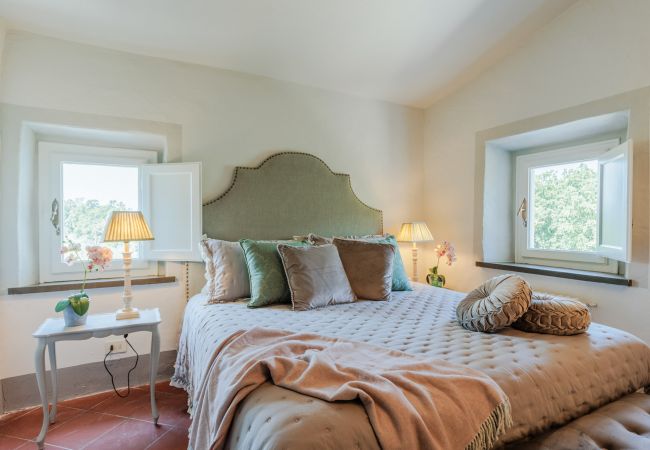 Villa a Capannori - Villa Noa, Romantic 8 bedroom Luxury Farmhouse with Private Pool on the Lucca Hills Villa a Capannori - Villa Noa, Romantic 8 bedroom Luxury Farmhouse with Private Pool on the Lucca Hills