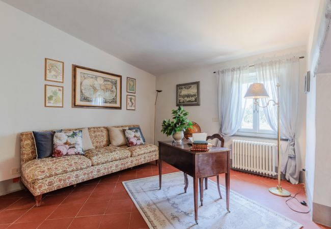 Villa a Capannori - Villa Noa, Romantic 8 bedroom Luxury Farmhouse with Private Pool on the Lucca Hills Villa a Capannori - Villa Noa, Romantic 8 bedroom Luxury Farmhouse with Private Pool on the Lucca Hills