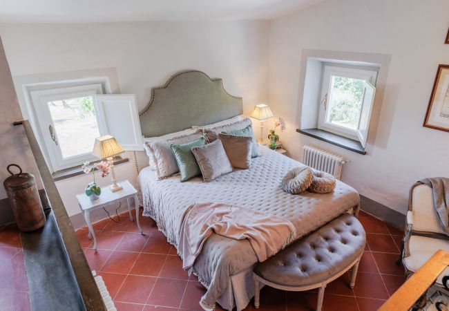 Villa a Capannori - Villa Noa, Romantic 8 bedroom Luxury Farmhouse with Private Pool on the Lucca Hills Villa a Capannori - Villa Noa, Romantic 8 bedroom Luxury Farmhouse with Private Pool on the Lucca Hills