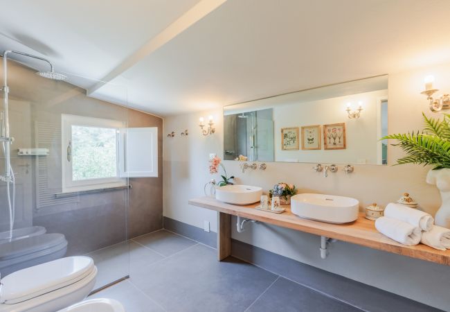 Villa a Capannori - Villa Noa, Romantic 8 bedroom Luxury Farmhouse with Private Pool on the Lucca Hills Villa a Capannori - Villa Noa, Romantic 8 bedroom Luxury Farmhouse with Private Pool on the Lucca Hills