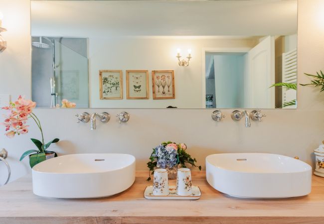 Villa a Capannori - Villa Noa, Romantic 8 bedroom Luxury Farmhouse with Private Pool on the Lucca Hills Villa a Capannori - Villa Noa, Romantic 8 bedroom Luxury Farmhouse with Private Pool on the Lucca Hills