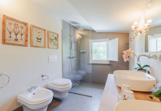 Villa a Capannori - Villa Noa, Romantic 8 bedroom Luxury Farmhouse with Private Pool on the Lucca Hills Villa a Capannori - Villa Noa, Romantic 8 bedroom Luxury Farmhouse with Private Pool on the Lucca Hills