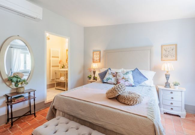 Villa a Capannori - Villa Noa, Romantic 8 bedroom Luxury Farmhouse with Private Pool on the Lucca Hills Villa a Capannori - Villa Noa, Romantic 8 bedroom Luxury Farmhouse with Private Pool on the Lucca Hills