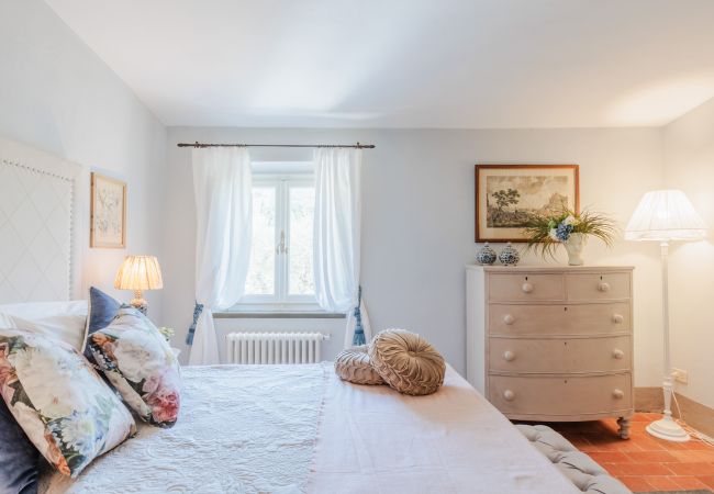 Villa a Capannori - Villa Noa, Romantic 8 bedroom Luxury Farmhouse with Private Pool on the Lucca Hills Villa a Capannori - Villa Noa, Romantic 8 bedroom Luxury Farmhouse with Private Pool on the Lucca Hills