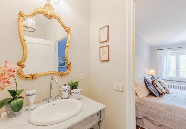Villa a Capannori - Villa Noa, Romantic 8 bedroom Luxury Farmhouse with Private Pool on the Lucca Hills Villa a Capannori - Villa Noa, Romantic 8 bedroom Luxury Farmhouse with Private Pool on the Lucca Hills