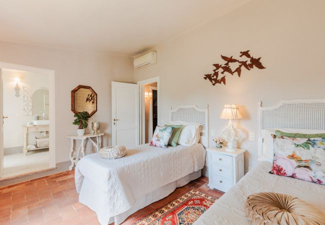 Villa a Capannori - Villa Noa, Romantic 8 bedroom Luxury Farmhouse with Private Pool on the Lucca Hills Villa a Capannori - Villa Noa, Romantic 8 bedroom Luxury Farmhouse with Private Pool on the Lucca Hills