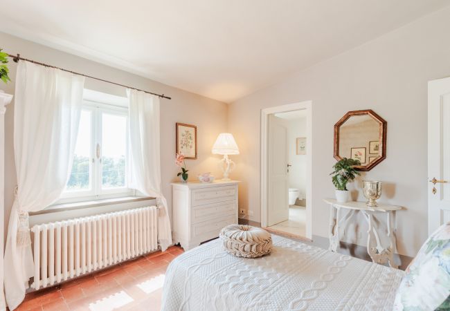 Villa a Capannori - Villa Noa, Romantic 8 bedroom Luxury Farmhouse with Private Pool on the Lucca Hills Villa a Capannori - Villa Noa, Romantic 8 bedroom Luxury Farmhouse with Private Pool on the Lucca Hills