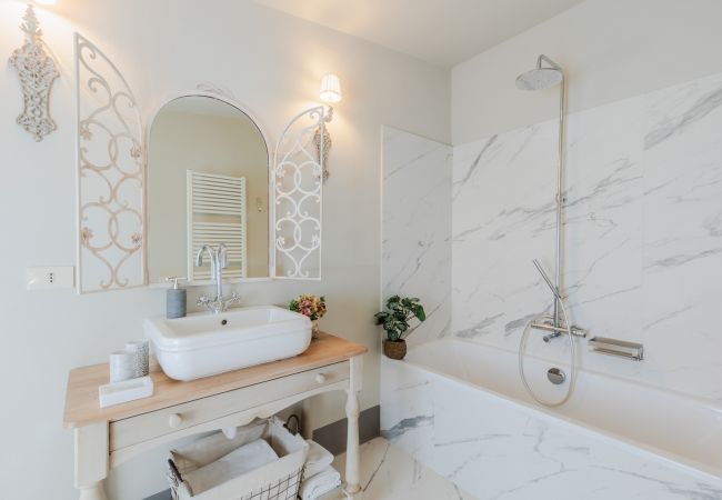 Villa a Capannori - Villa Noa, Romantic 8 bedroom Luxury Farmhouse with Private Pool on the Lucca Hills Villa a Capannori - Villa Noa, Romantic 8 bedroom Luxury Farmhouse with Private Pool on the Lucca Hills