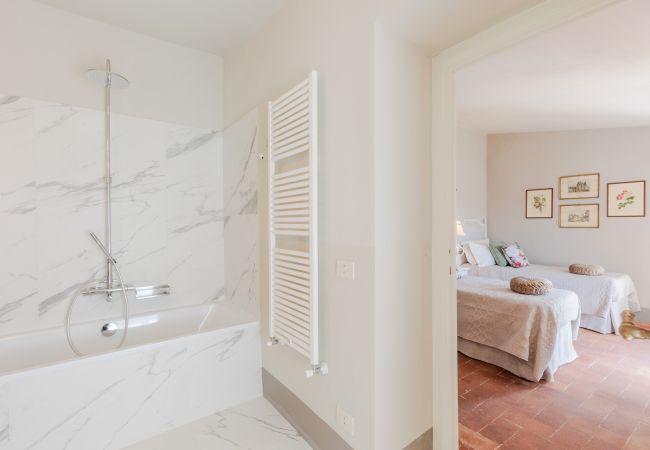 Villa a Capannori - Villa Noa, Romantic 8 bedroom Luxury Farmhouse with Private Pool on the Lucca Hills Villa a Capannori - Villa Noa, Romantic 8 bedroom Luxury Farmhouse with Private Pool on the Lucca Hills