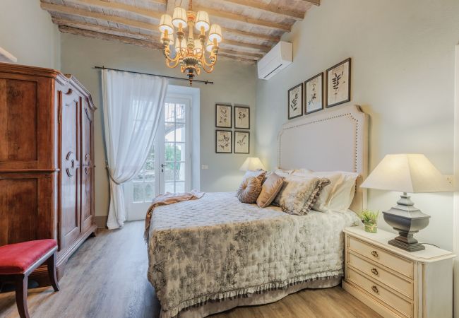 Villa a Capannori - Villa Noa, Romantic 8 bedroom Luxury Farmhouse with Private Pool on the Lucca Hills Villa a Capannori - Villa Noa, Romantic 8 bedroom Luxury Farmhouse with Private Pool on the Lucca Hills