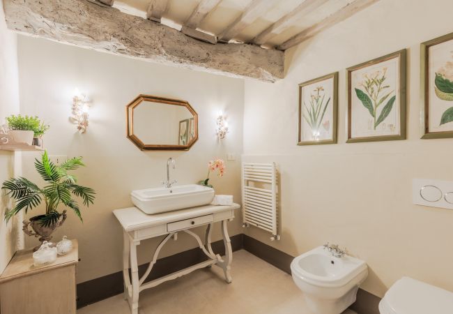 Villa a Capannori - Villa Noa, Romantic 8 bedroom Luxury Farmhouse with Private Pool on the Lucca Hills Villa a Capannori - Villa Noa, Romantic 8 bedroom Luxury Farmhouse with Private Pool on the Lucca Hills