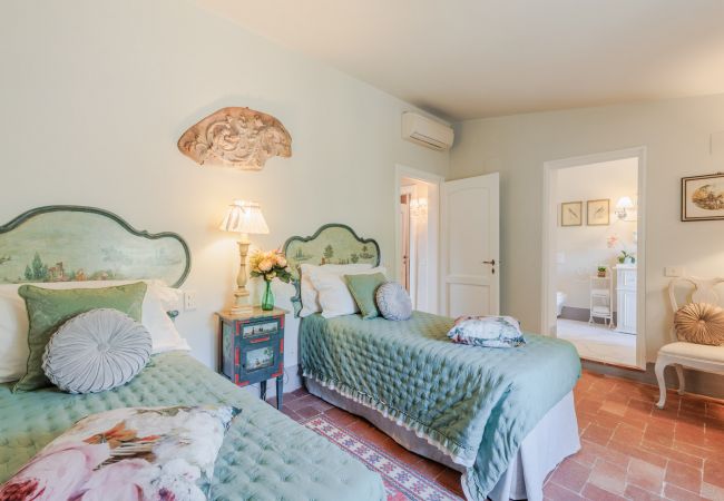 Villa a Capannori - Villa Noa, Romantic 8 bedroom Luxury Farmhouse with Private Pool on the Lucca Hills Villa a Capannori - Villa Noa, Romantic 8 bedroom Luxury Farmhouse with Private Pool on the Lucca Hills