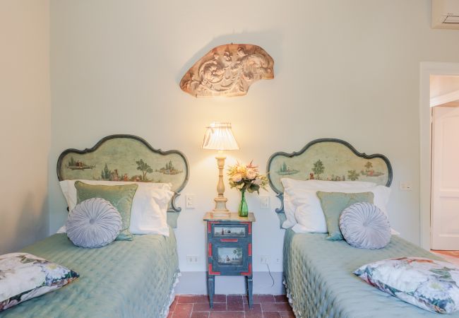 Villa a Capannori - Villa Noa, Romantic 8 bedroom Luxury Farmhouse with Private Pool on the Lucca Hills Villa a Capannori - Villa Noa, Romantic 8 bedroom Luxury Farmhouse with Private Pool on the Lucca Hills