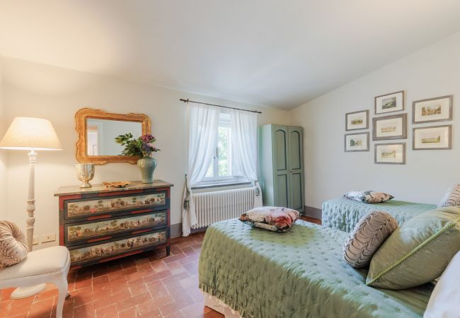 Villa a Capannori - Villa Noa, Romantic 8 bedroom Luxury Farmhouse with Private Pool on the Lucca Hills Villa a Capannori - Villa Noa, Romantic 8 bedroom Luxury Farmhouse with Private Pool on the Lucca Hills