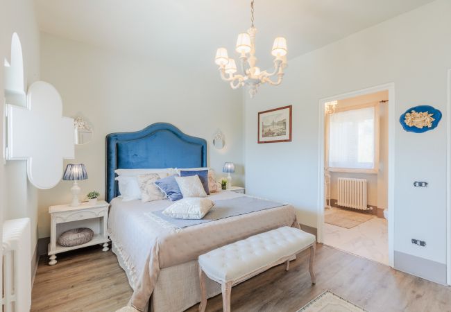 Villa a Capannori - Villa Noa, Romantic 8 bedroom Luxury Farmhouse with Private Pool on the Lucca Hills Villa a Capannori - Villa Noa, Romantic 8 bedroom Luxury Farmhouse with Private Pool on the Lucca Hills