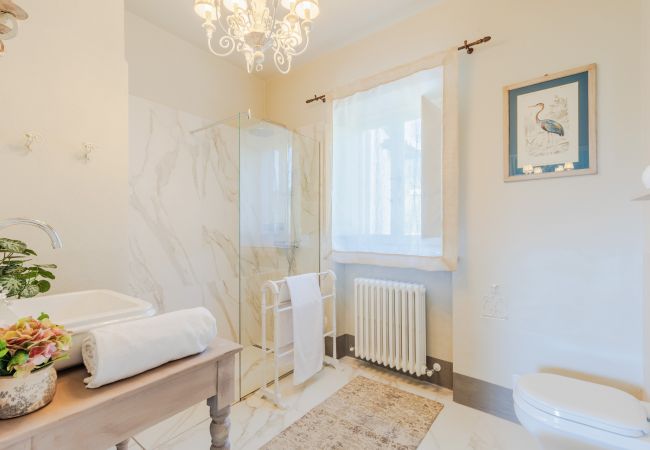 Villa a Capannori - Villa Noa, Romantic 8 bedroom Luxury Farmhouse with Private Pool on the Lucca Hills Villa a Capannori - Villa Noa, Romantic 8 bedroom Luxury Farmhouse with Private Pool on the Lucca Hills
