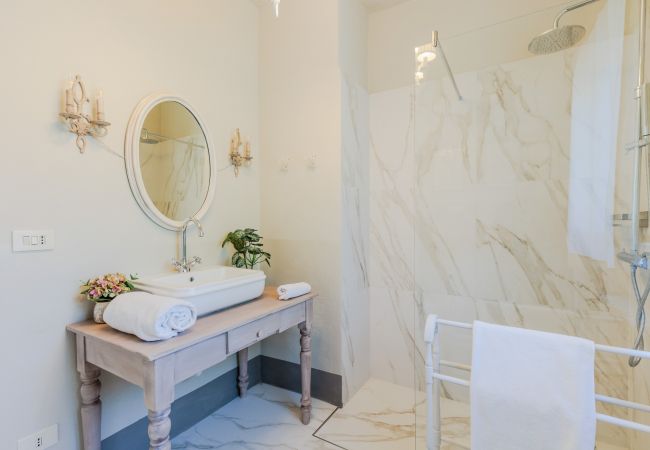 Villa a Capannori - Villa Noa, Romantic 8 bedroom Luxury Farmhouse with Private Pool on the Lucca Hills Villa a Capannori - Villa Noa, Romantic 8 bedroom Luxury Farmhouse with Private Pool on the Lucca Hills