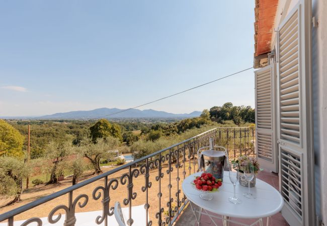 Villa a Capannori - Villa Noa, Romantic 8 bedroom Luxury Farmhouse with Private Pool on the Lucca Hills Villa a Capannori - Villa Noa, Romantic 8 bedroom Luxury Farmhouse with Private Pool on the Lucca Hills