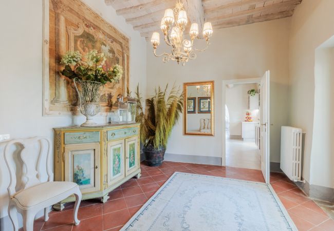 Villa a Capannori - Villa Noa, Romantic 8 bedroom Luxury Farmhouse with Private Pool on the Lucca Hills Villa a Capannori - Villa Noa, Romantic 8 bedroom Luxury Farmhouse with Private Pool on the Lucca Hills