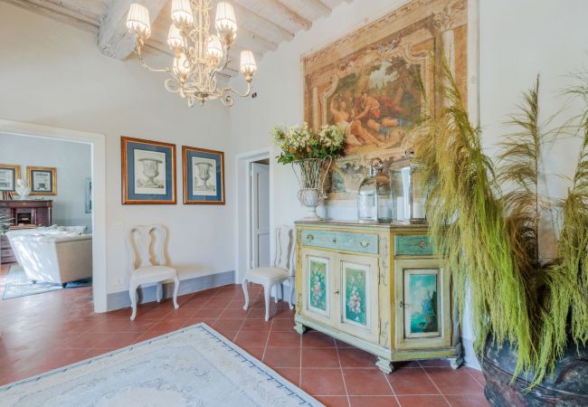Villa a Capannori - Villa Noa, Romantic 8 bedroom Luxury Farmhouse with Private Pool on the Lucca Hills Villa a Capannori - Villa Noa, Romantic 8 bedroom Luxury Farmhouse with Private Pool on the Lucca Hills