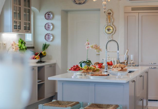 Villa a Capannori - Villa Noa, Romantic 8 bedroom Luxury Farmhouse with Private Pool on the Lucca Hills Villa a Capannori - Villa Noa, Romantic 8 bedroom Luxury Farmhouse with Private Pool on the Lucca Hills