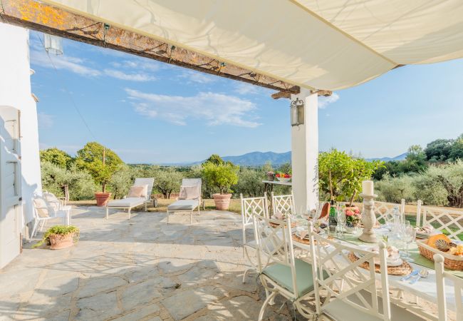 Villa a Capannori - Villa Noa, Romantic 8 bedroom Luxury Farmhouse with Private Pool on the Lucca Hills Villa a Capannori - Villa Noa, Romantic 8 bedroom Luxury Farmhouse with Private Pool on the Lucca Hills