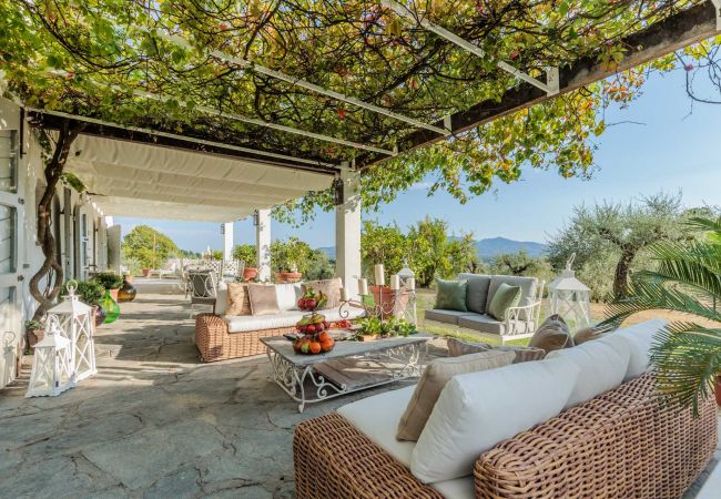 Villa a Capannori - Villa Noa, Romantic 8 bedroom Luxury Farmhouse with Private Pool on the Lucca Hills Villa a Capannori - Villa Noa, Romantic 8 bedroom Luxury Farmhouse with Private Pool on the Lucca Hills